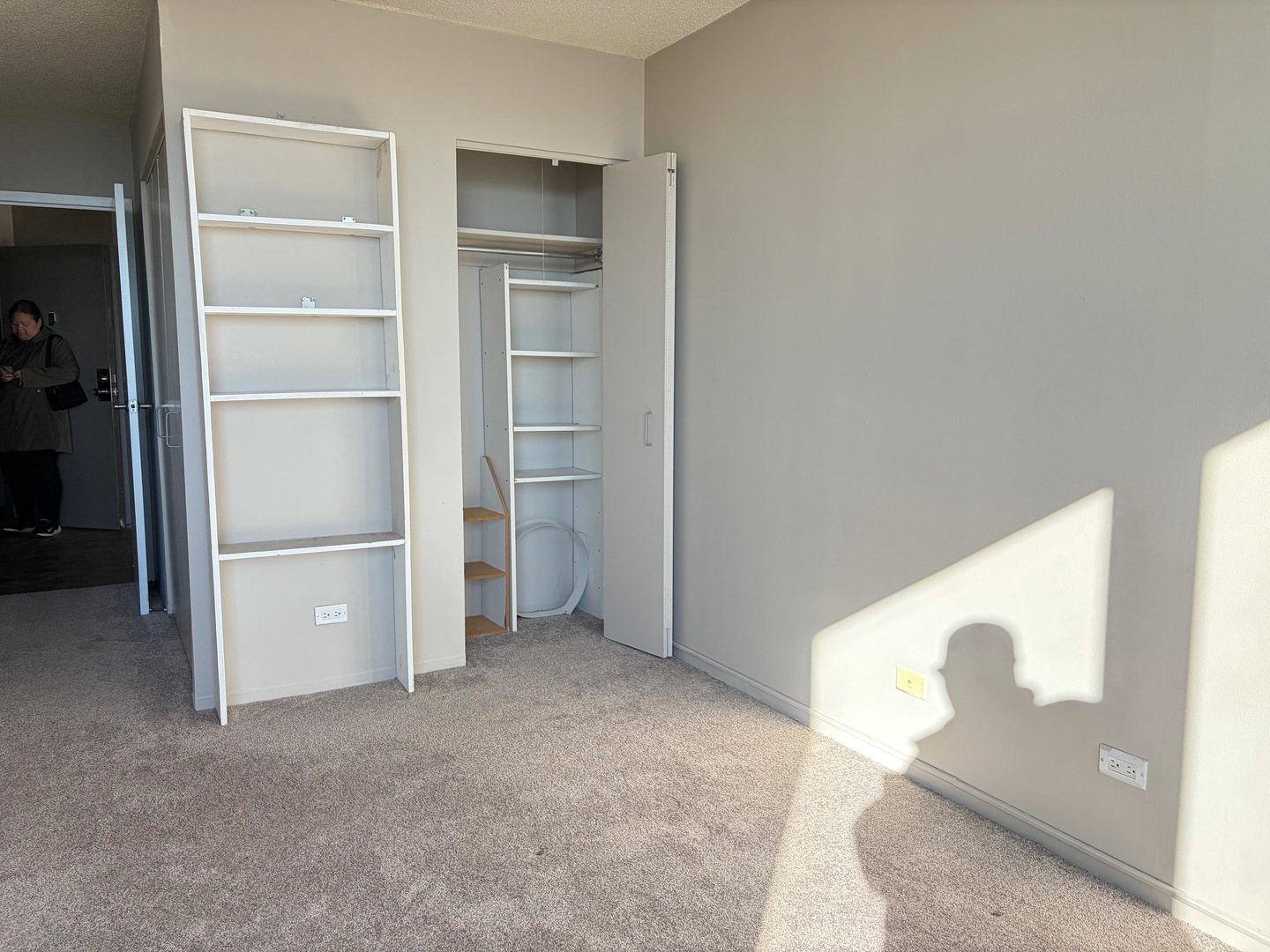 5320 North Sheridan Road, Unit 1407 Chicago, IL 60640 - Photo 19 of 21 a view of an empty room and a kitchen