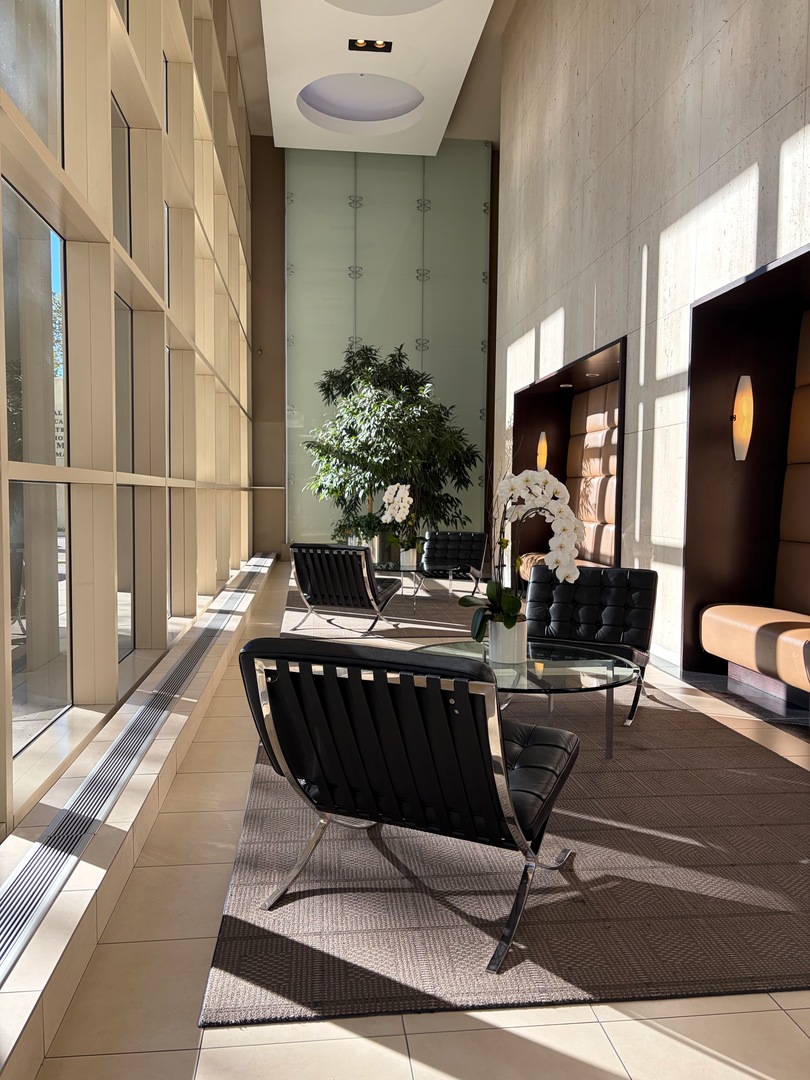 5320 North Sheridan Road, Unit 1407 Chicago, IL 60640 - Photo 2 of 21 a living room with furniture and a potted plant
