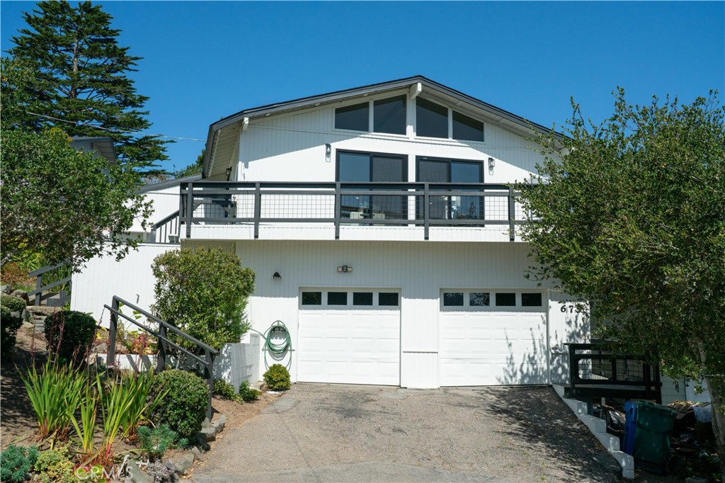 675 Huntington Road Cambria, CA 93428 - Photo 5 of 30 a front view of a house with a yard