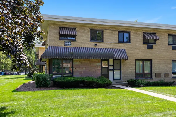 $285,000 | 980 North Wheeling Road, Mount Prospect, IL 60056