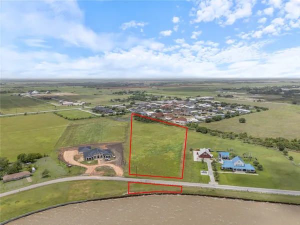 $625,000 | 305 Bayshore Road, Palacios, TX 77465