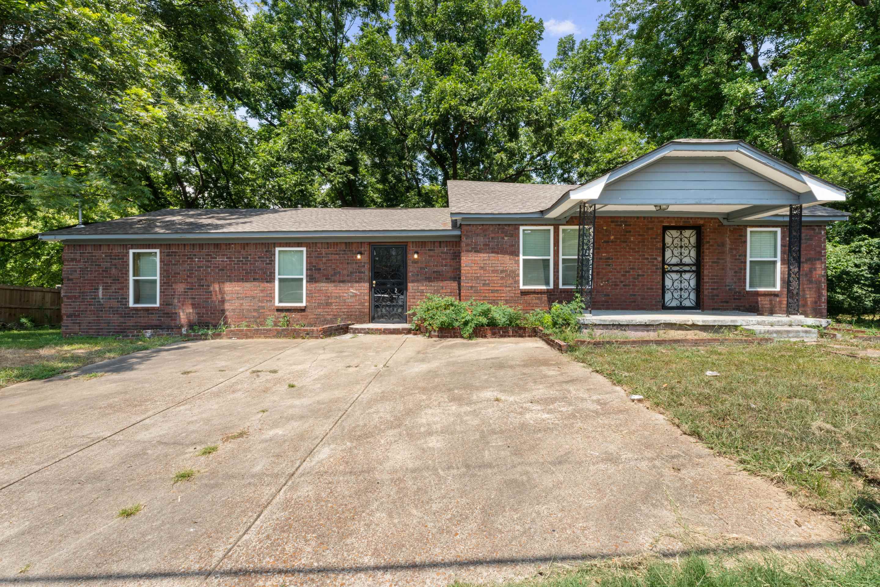 726 Harahan Road Memphis, TN 38109 - Photo 2 of 24 Ranch-style home with brick siding and a porch