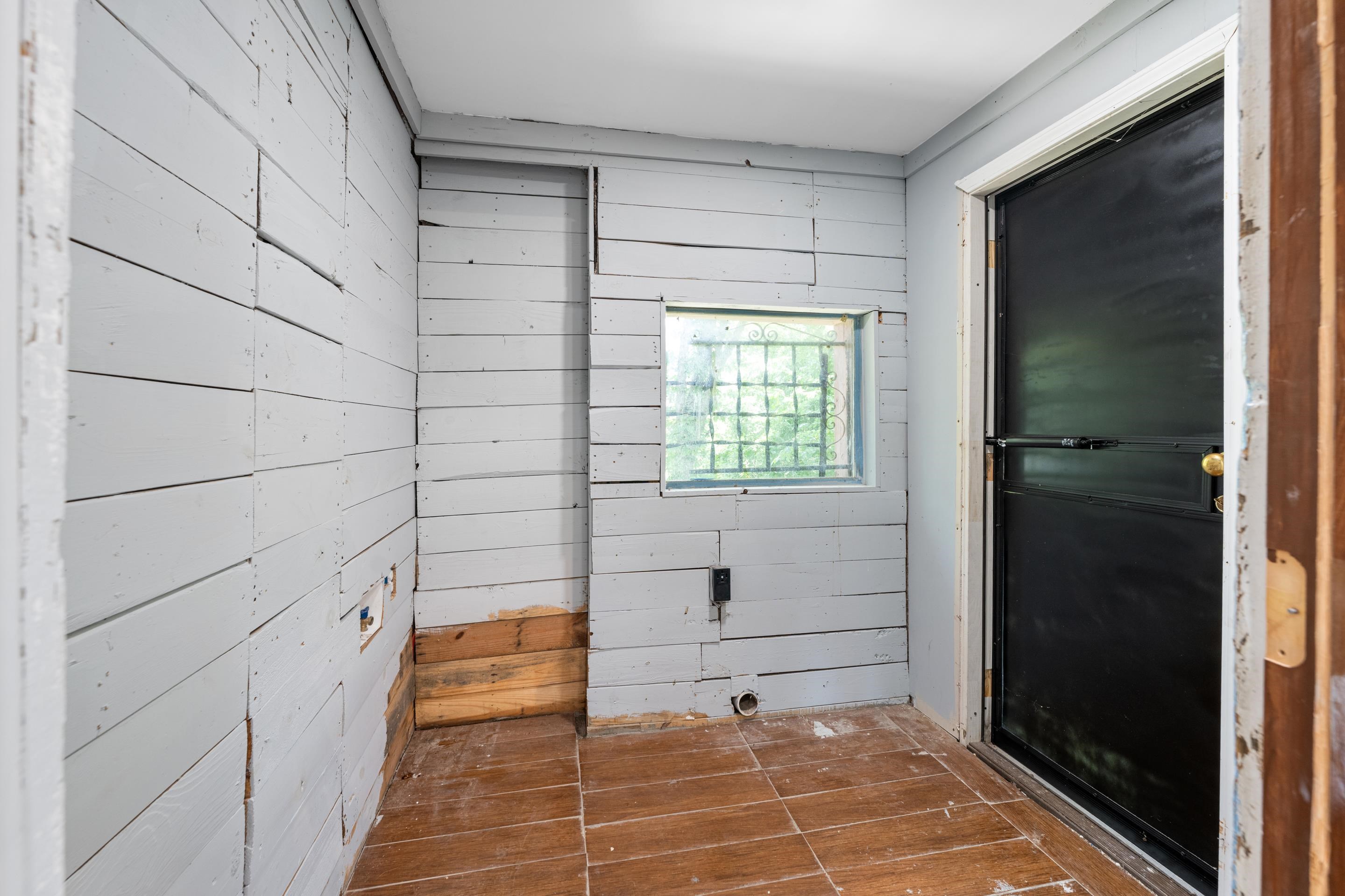 726 Harahan Road Memphis, TN 38109 - Photo 21 of 24 Bathroom with wooden walls
