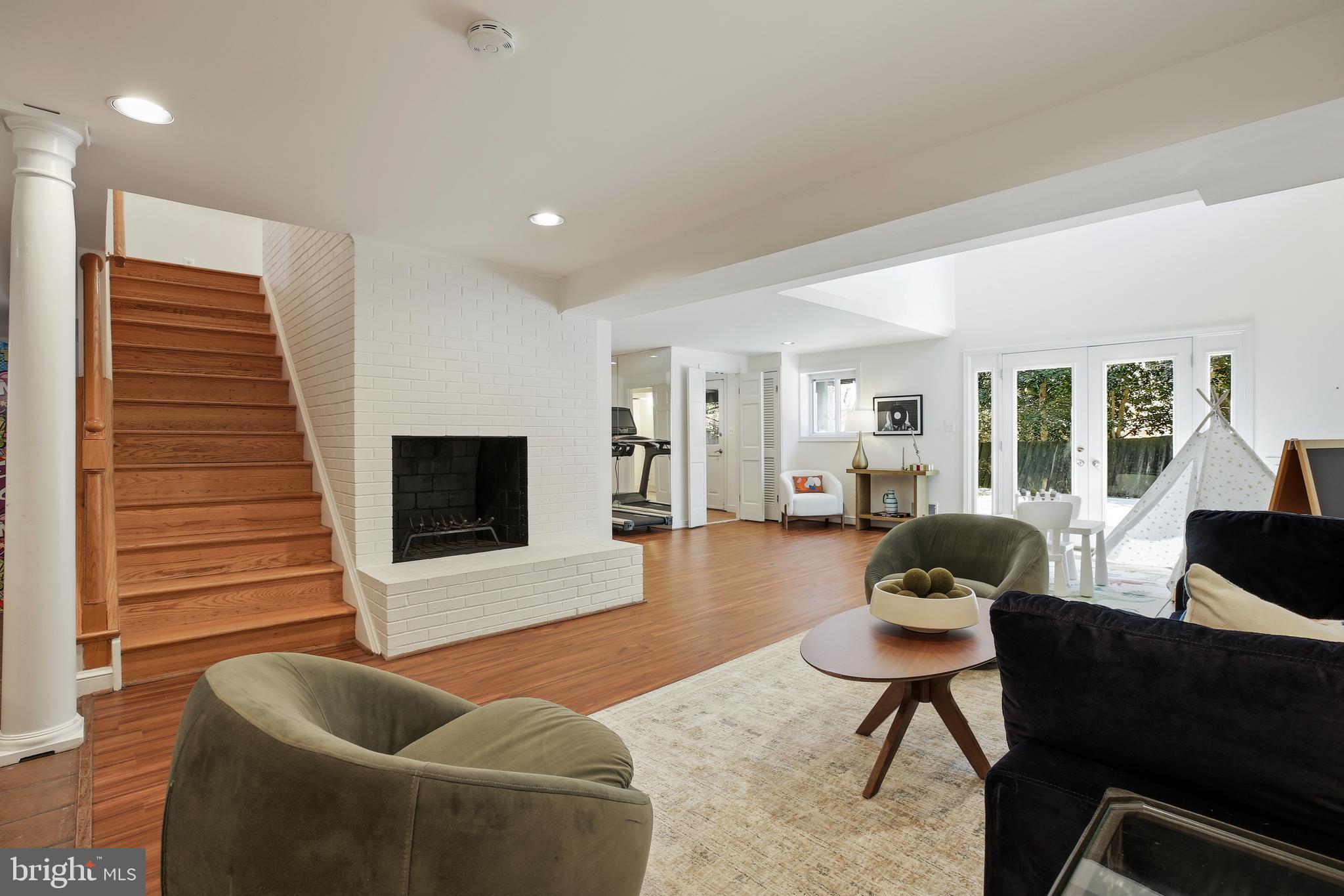 9914 Fernwood Road Bethesda, MD 20817 - Photo 39 of 61 a living room with furniture and a flat screen tv
