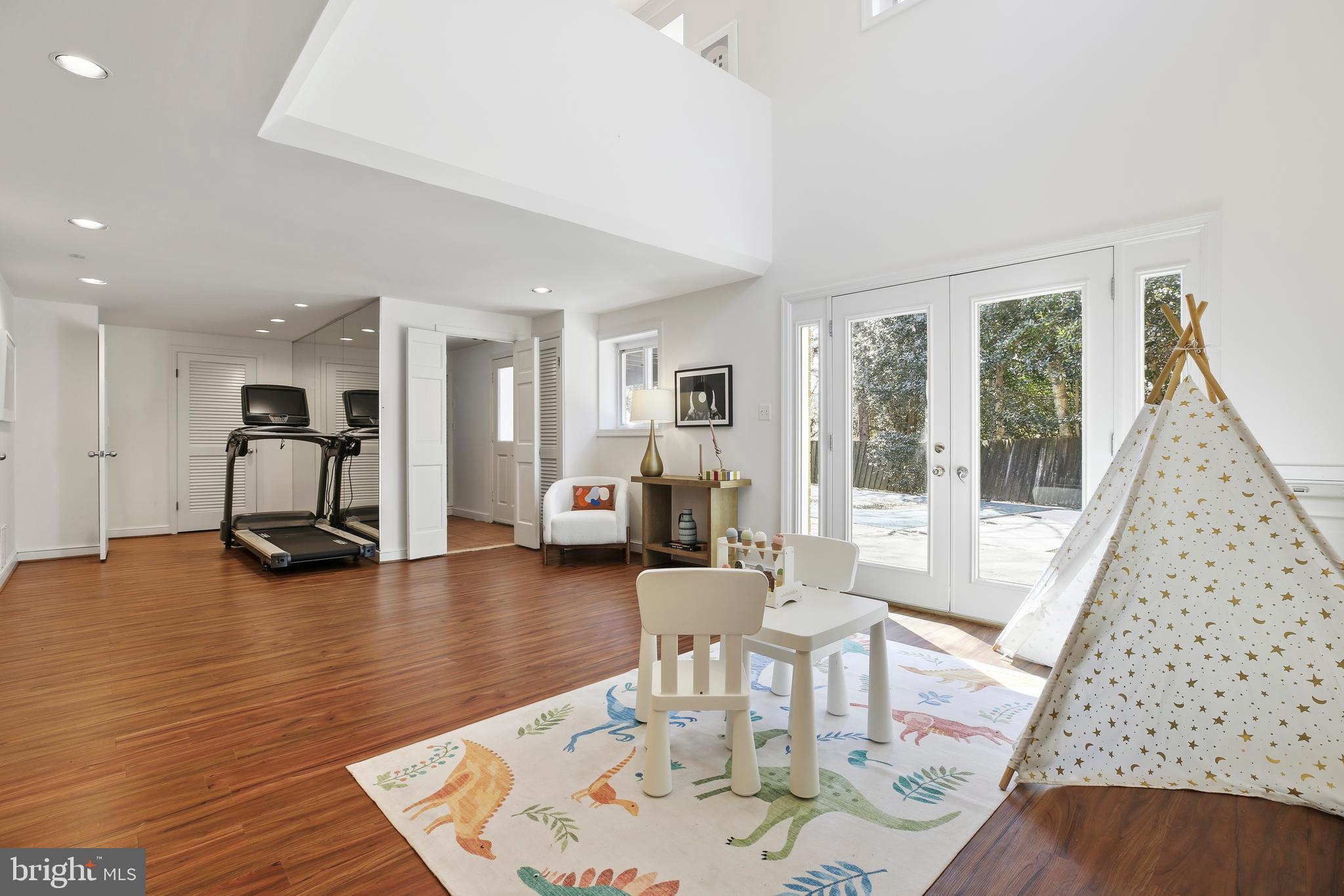 9914 Fernwood Road Bethesda, MD 20817 - Photo 56 of 61 a living room with furniture and a large window