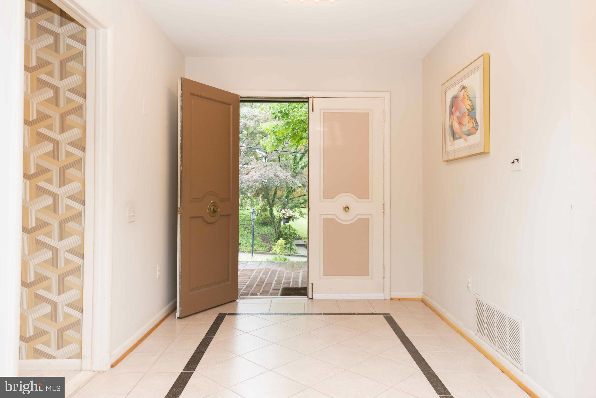 1801 Greenberry Road Baltimore, MD 21209 - Photo 5 of 30 Foyer