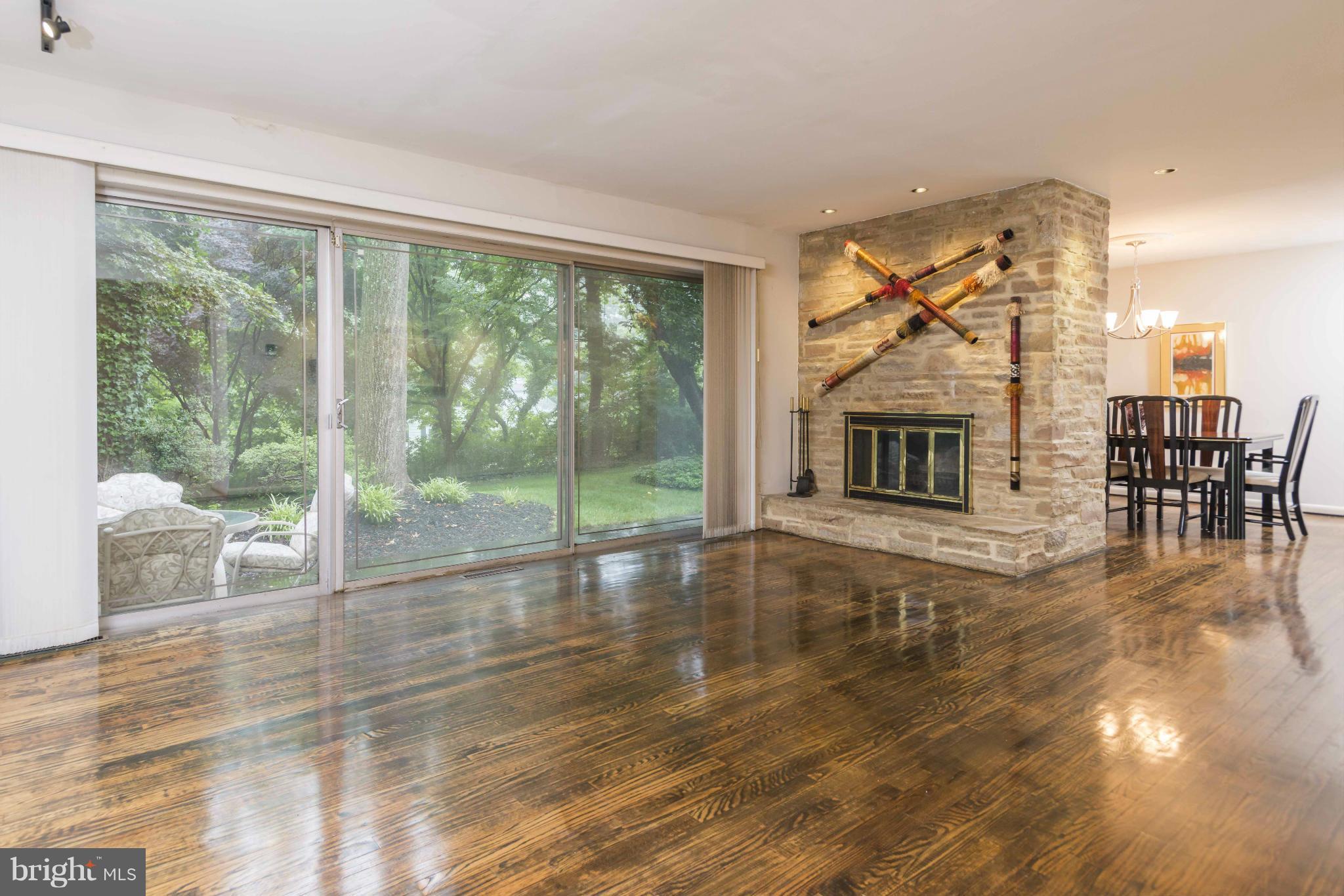 1801 Greenberry Road Baltimore, MD 21209 - Photo 7 of 30 Living Room