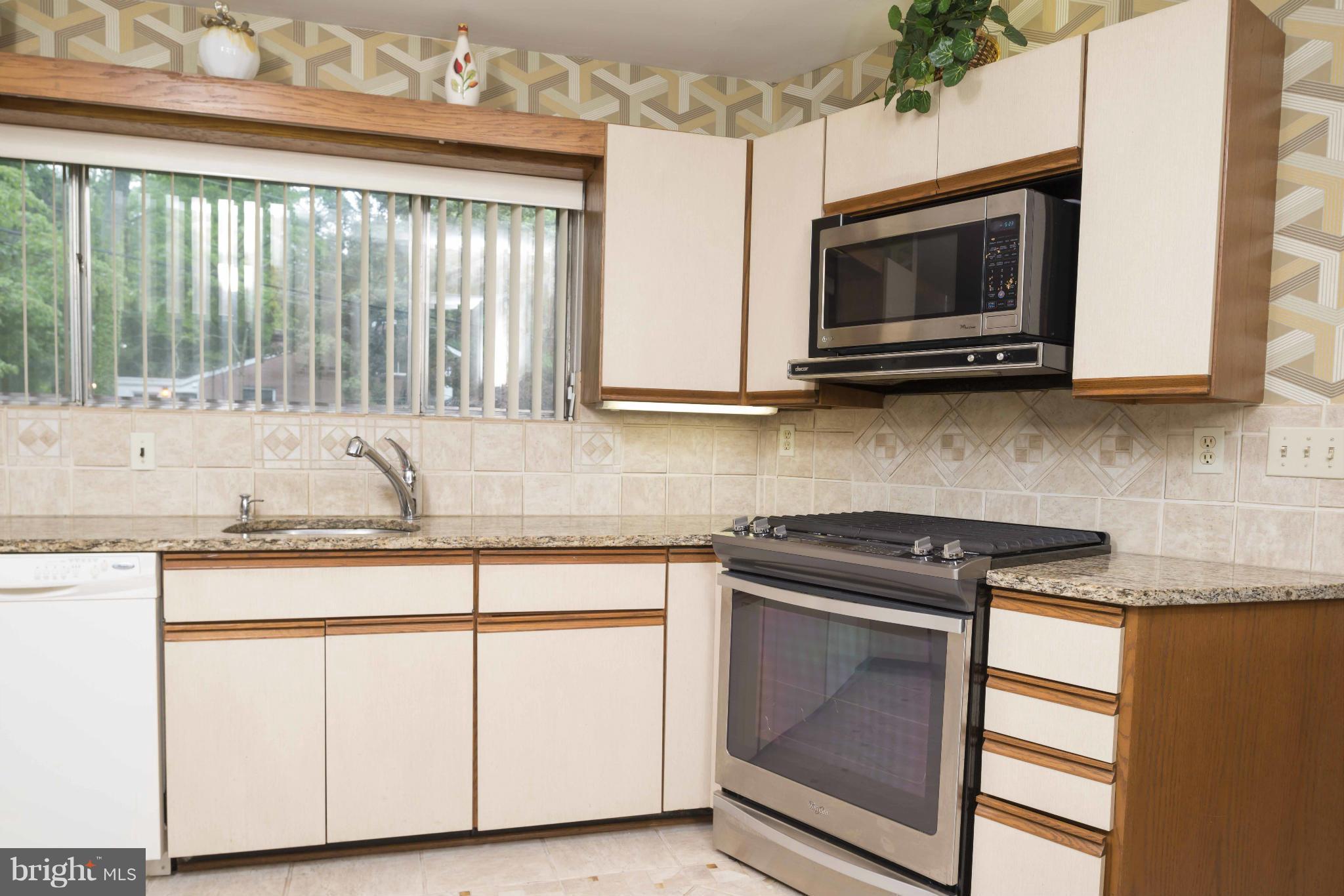 1801 Greenberry Road Baltimore, MD 21209 - Photo 10 of 30 Kitchen