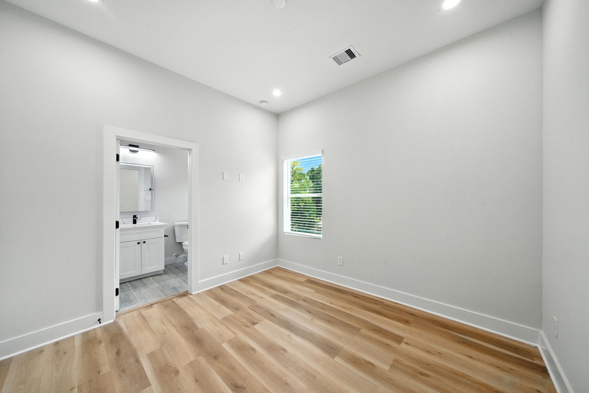 2306 Hoskins Drive, Unit B Houston, TX 77080 - Photo 21 of 27 a room with a bed and a window