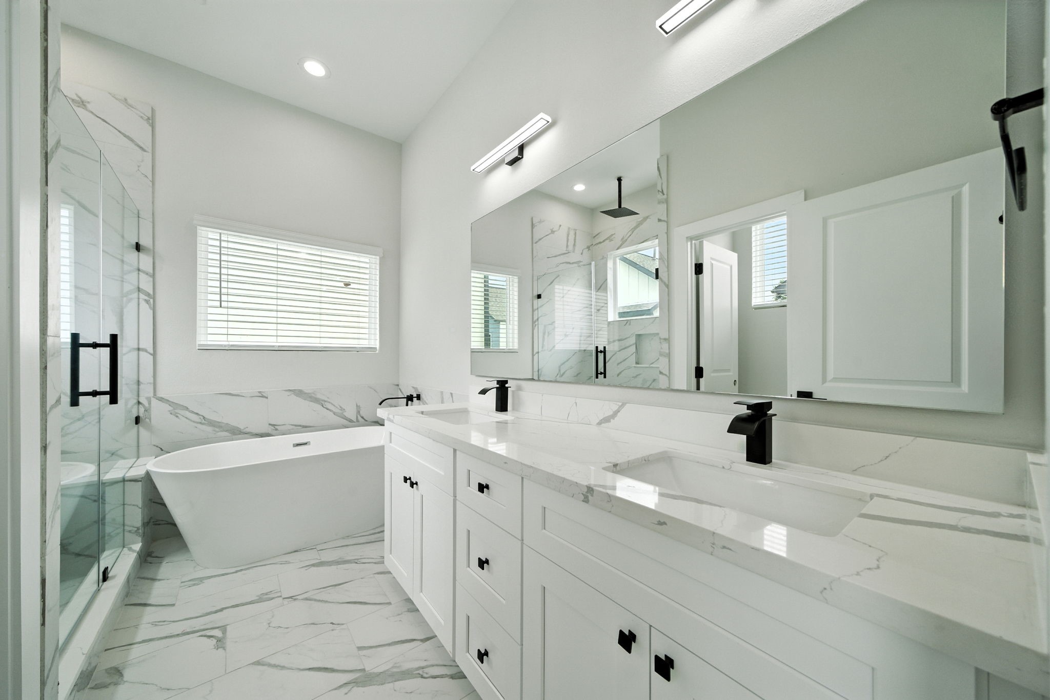 2306 Hoskins Drive, Unit B Houston, TX 77080 - Photo 24 of 27 a bathroom with a double vanity sink mirror and bathtub
