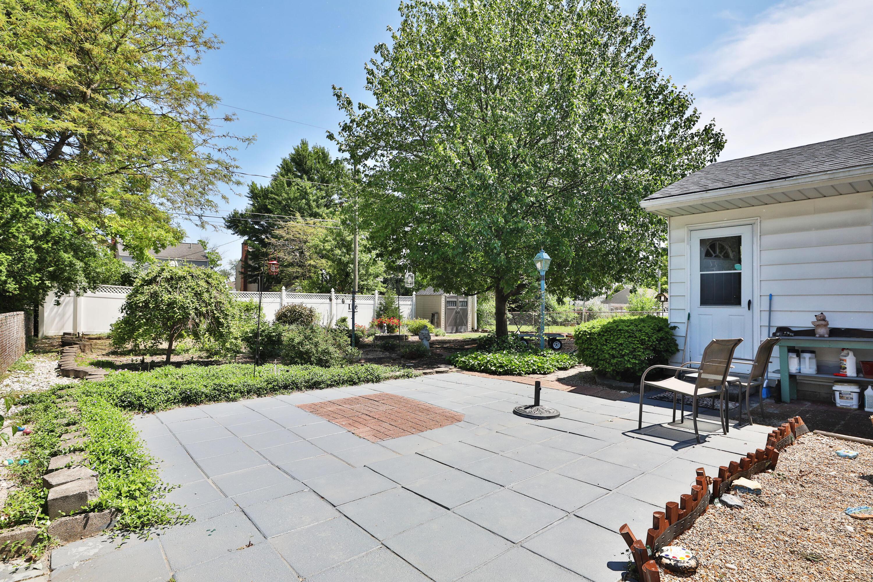 810 Salisbury Road Columbus, OH 43204 - Photo 30 of 34 Patio & yard