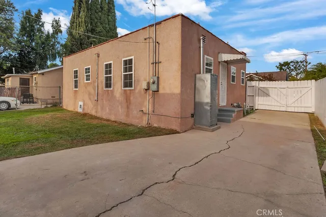 a view of a house with backyard