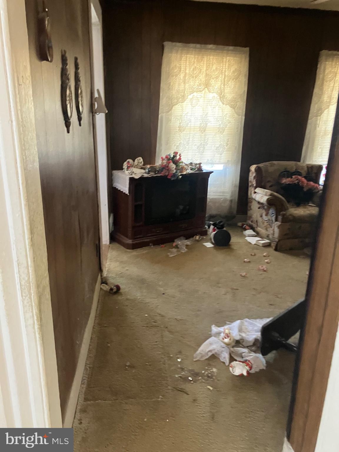 805 East B Street Brunswick, MD 21716 - Photo 11 of 31 a room with a window