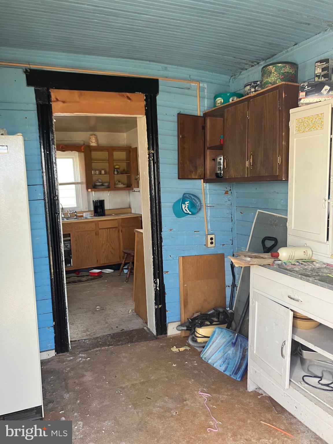 805 East B Street Brunswick, MD 21716 - Photo 2 of 31 a room with storage and utility