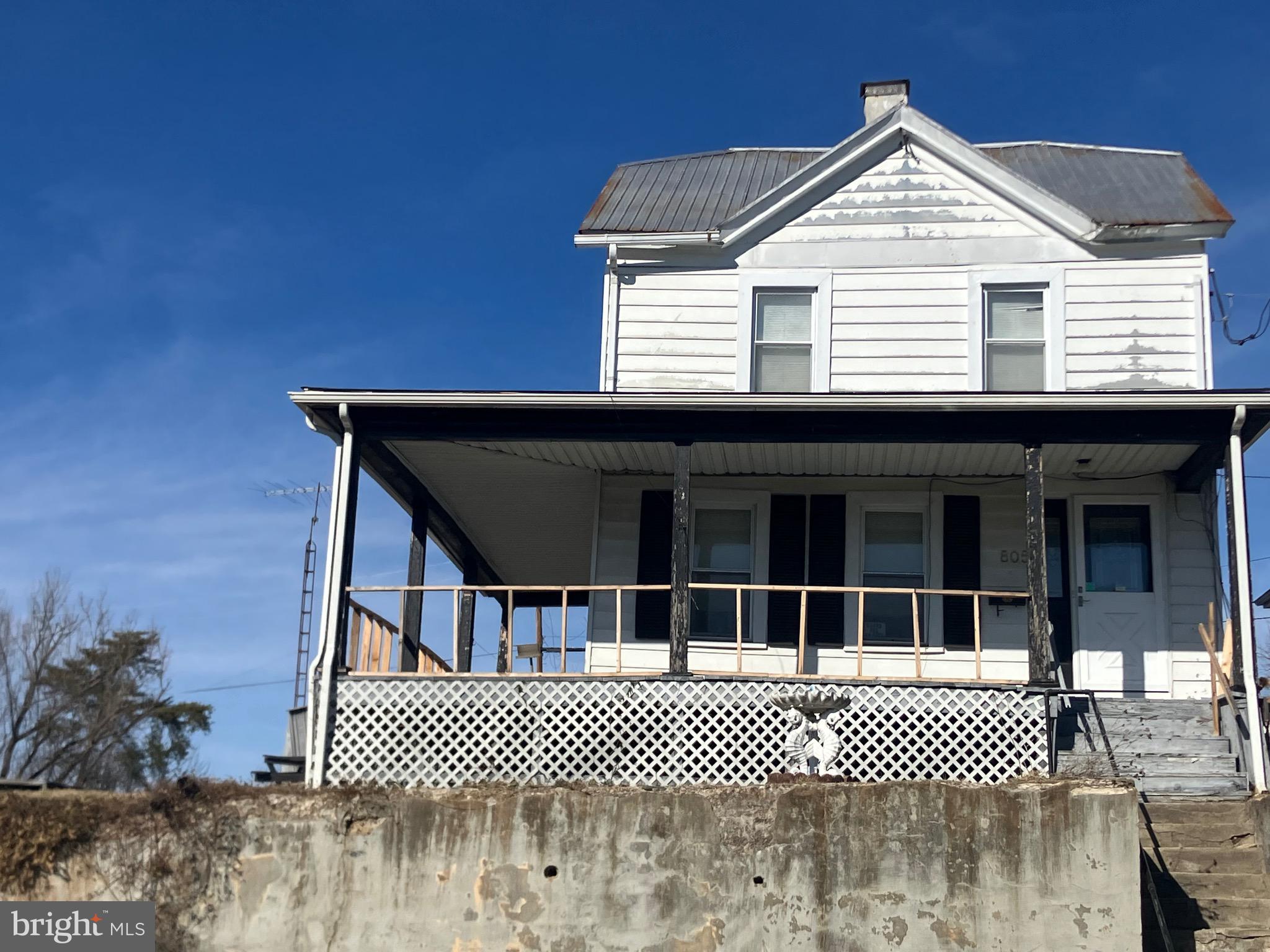 805 East B Street Brunswick, MD 21716 - Photo 29 of 31 a front view of a house