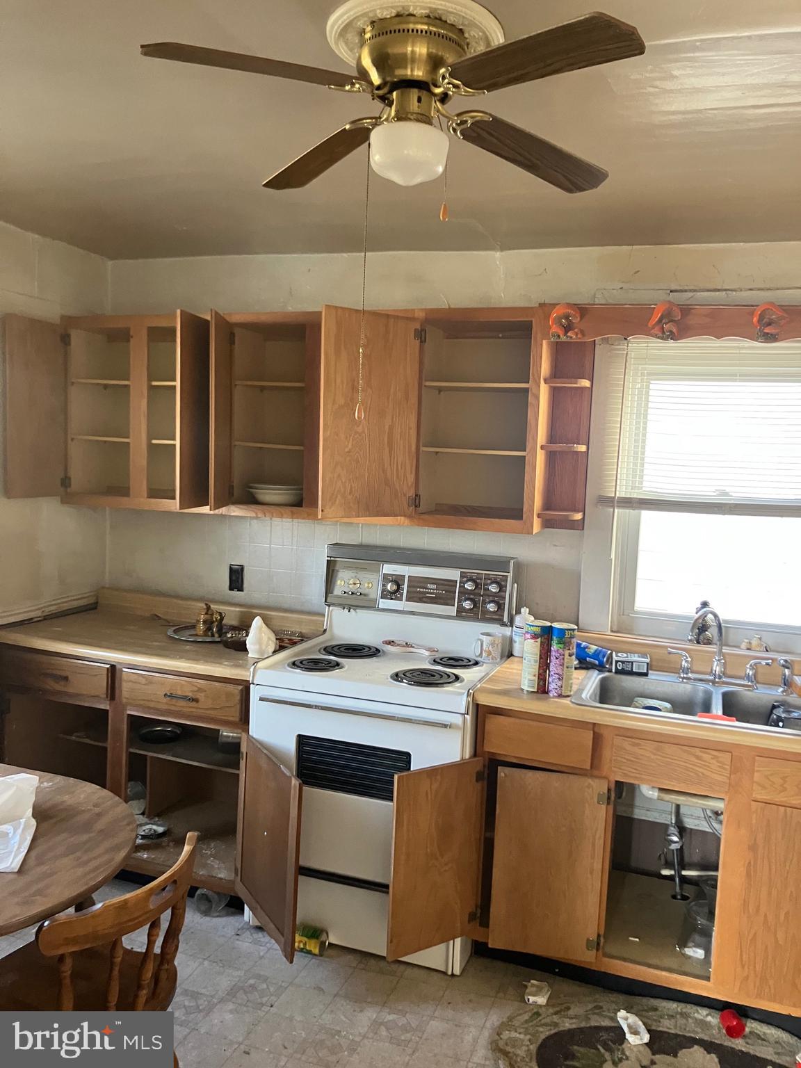 805 East B Street Brunswick, MD 21716 - Photo 6 of 31 a room with storage and utility