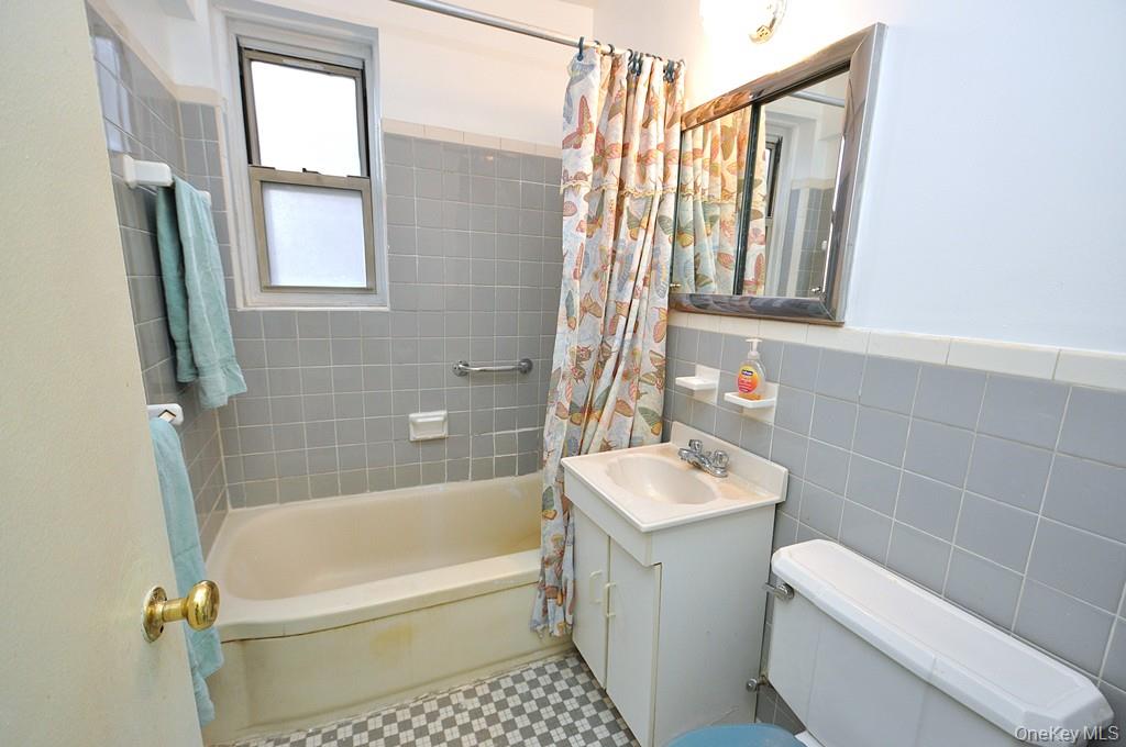 682 Tuckahoe Road, Unit 5H Yonkers, NY 10710 - Photo 16 of 24 a bathroom with a sink toilet and shower