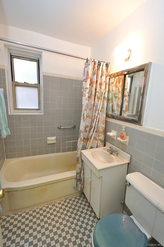 682 Tuckahoe Road, Unit 5H Yonkers, NY 10710 - Photo 17 of 24 a bathroom with a sink toilet and shower