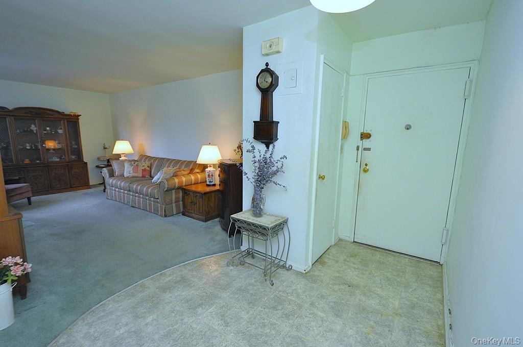 682 Tuckahoe Road, Unit 5H Yonkers, NY 10710 - Photo 19 of 24 a living room with furniture and a window