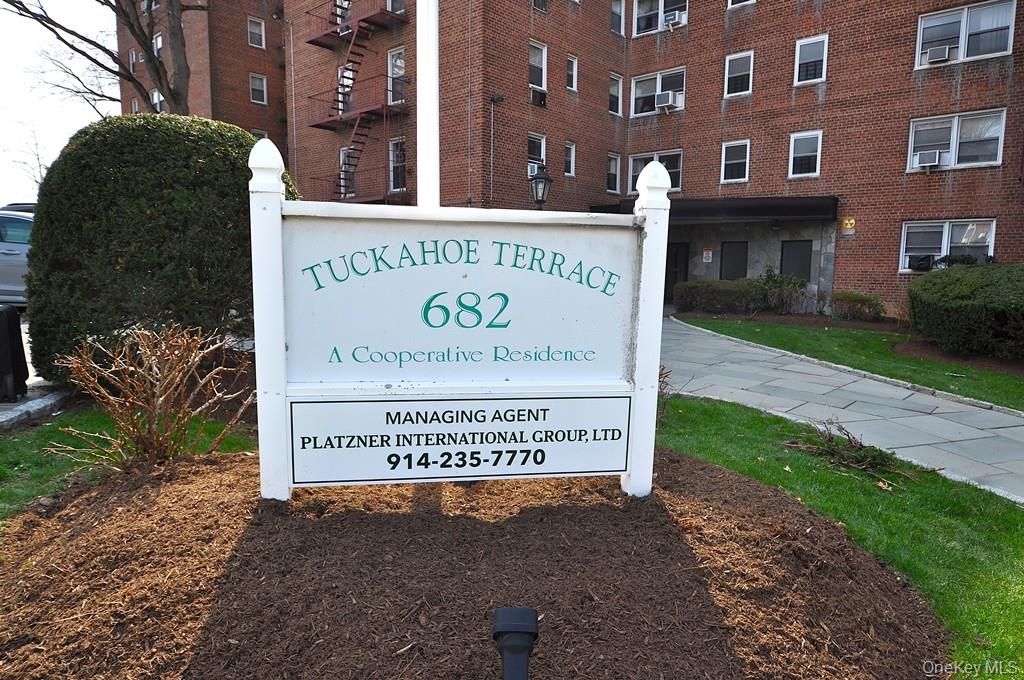682 Tuckahoe Road, Unit 5H Yonkers, NY 10710 - Photo 23 of 24 a sign on a street sign