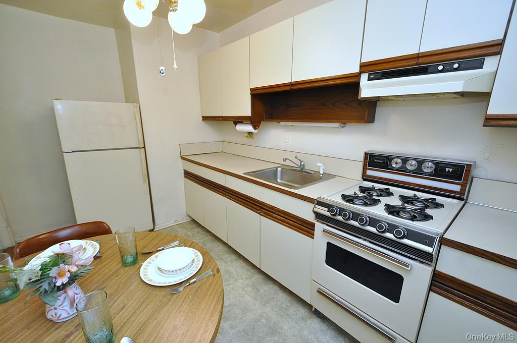682 Tuckahoe Road, Unit 5H Yonkers, NY 10710 - Photo 9 of 24 a kitchen with a stove and a microwave