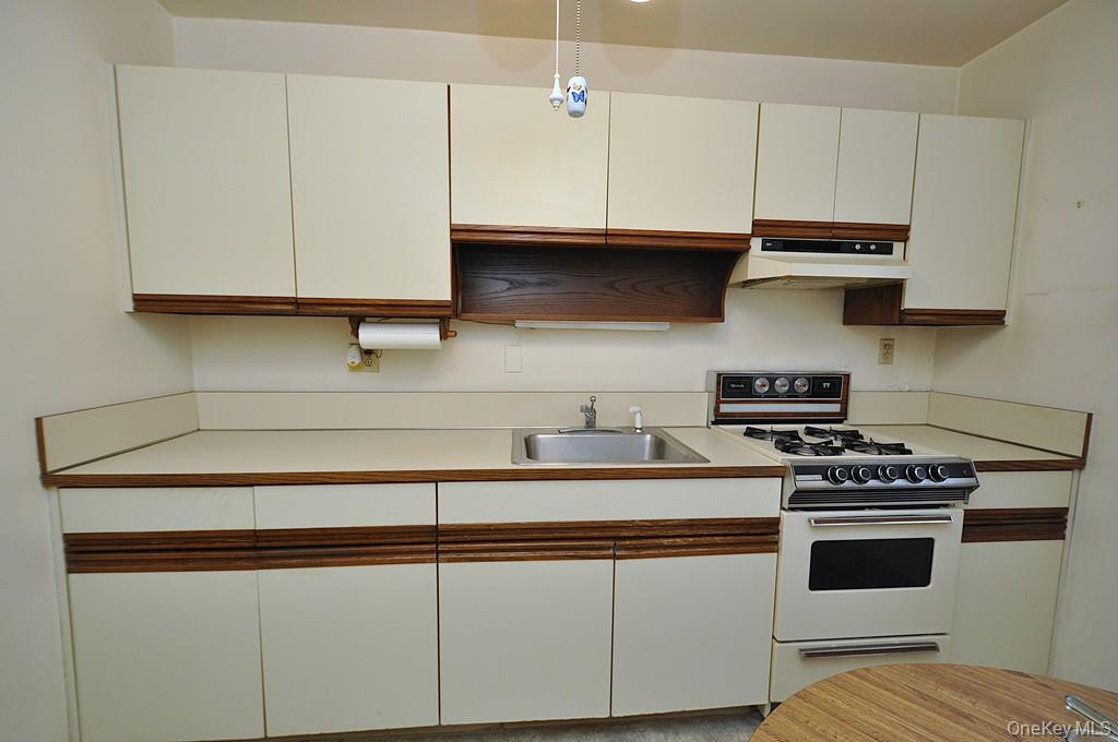 682 Tuckahoe Road, Unit 5H Yonkers, NY 10710 - Photo 10 of 24 a kitchen with stainless steel appliances granite countertop a sink a stove and a microwave