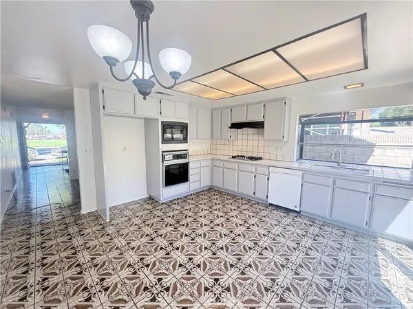 $5,800 | 46 Christamon West, Irvine, CA 92620