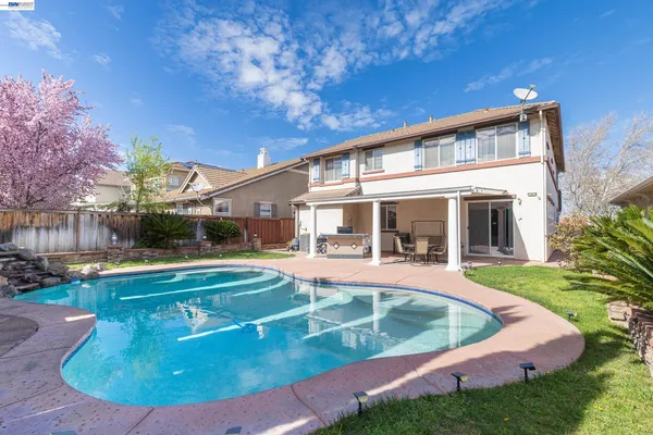$944,000 | 228 West Heritage Drive, Mountain House, CA 95391