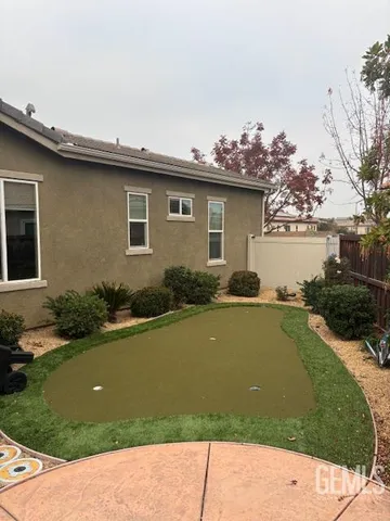 a view of a house with a backyard