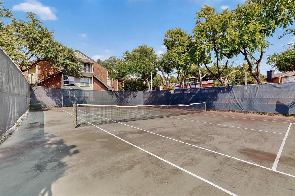 5981 Arapaho Road, Unit 901 Dallas, TX 75248 - Photo 33 of 38 a view of outdoor space and basketball court