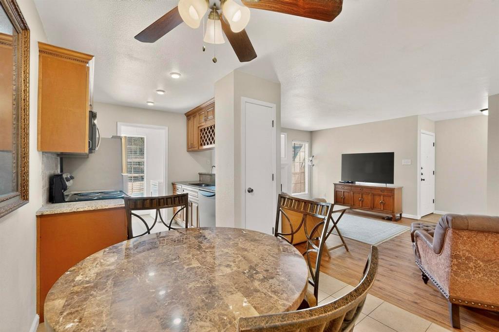 5981 Arapaho Road, Unit 901 Dallas, TX 75248 - Photo 4 of 38 a living room with furniture and a flat screen tv