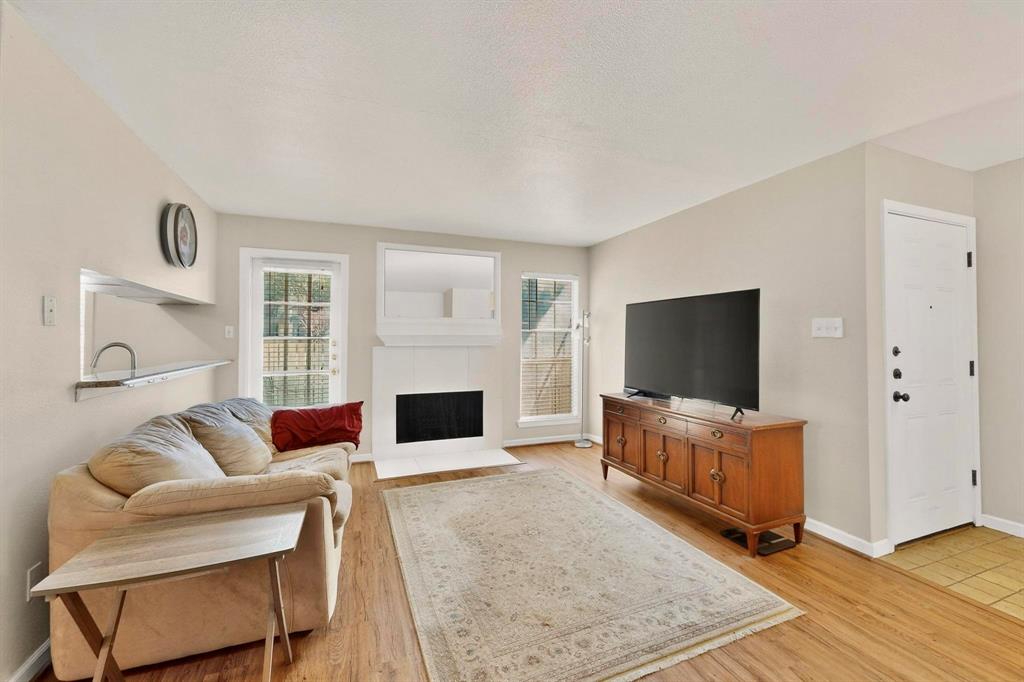 5981 Arapaho Road, Unit 901 Dallas, TX 75248 - Photo 5 of 38 a living room with furniture and a flat screen tv