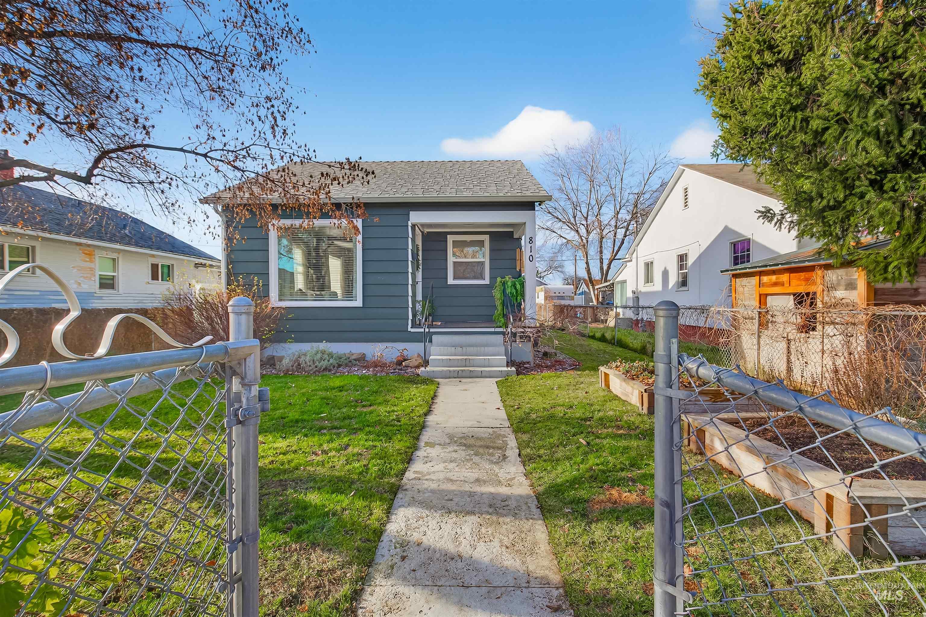 810 3rd Street Clarkston, WA 99403 - Photo 3 of 46 Bungalow-style house with a gate