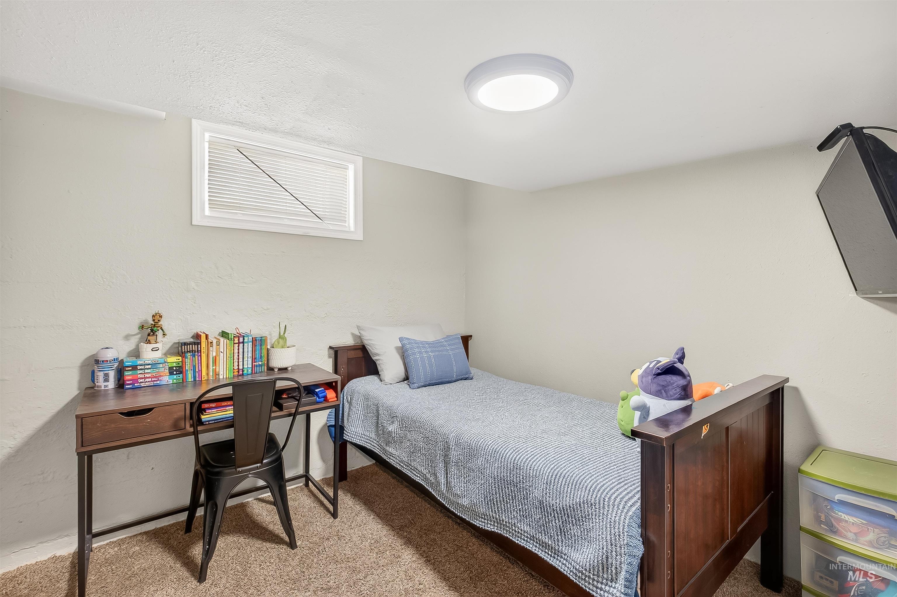 810 3rd Street Clarkston, WA 99403 - Photo 32 of 46 Bedroom with carpet floors