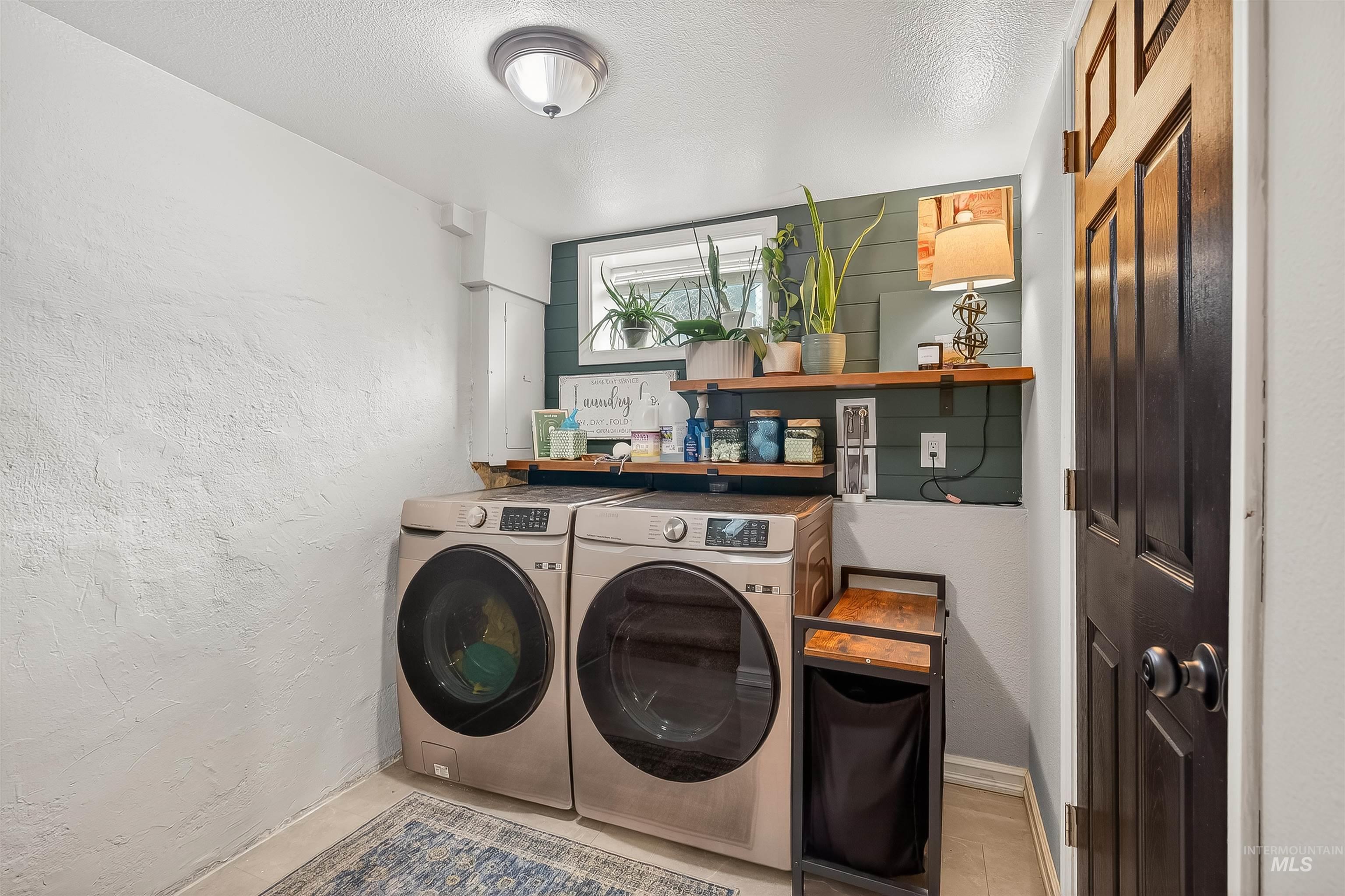 810 3rd Street Clarkston, WA 99403 - Photo 34 of 46 Laundry area featuring a textured wall, a textured ceiling, and washing machine and clothes dryer