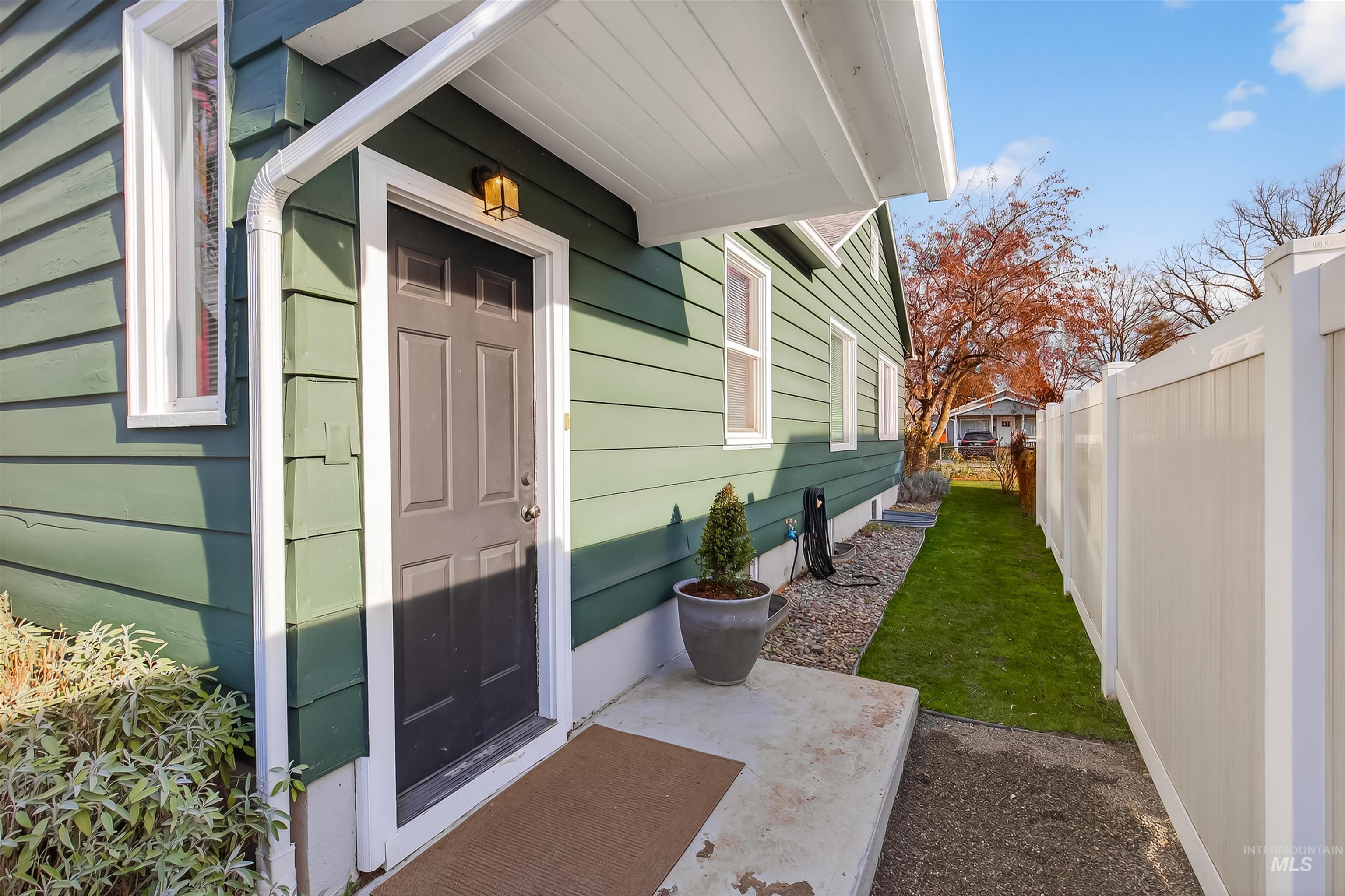 810 3rd Street Clarkston, WA 99403 - Photo 35 of 46 Doorway to property with a patio