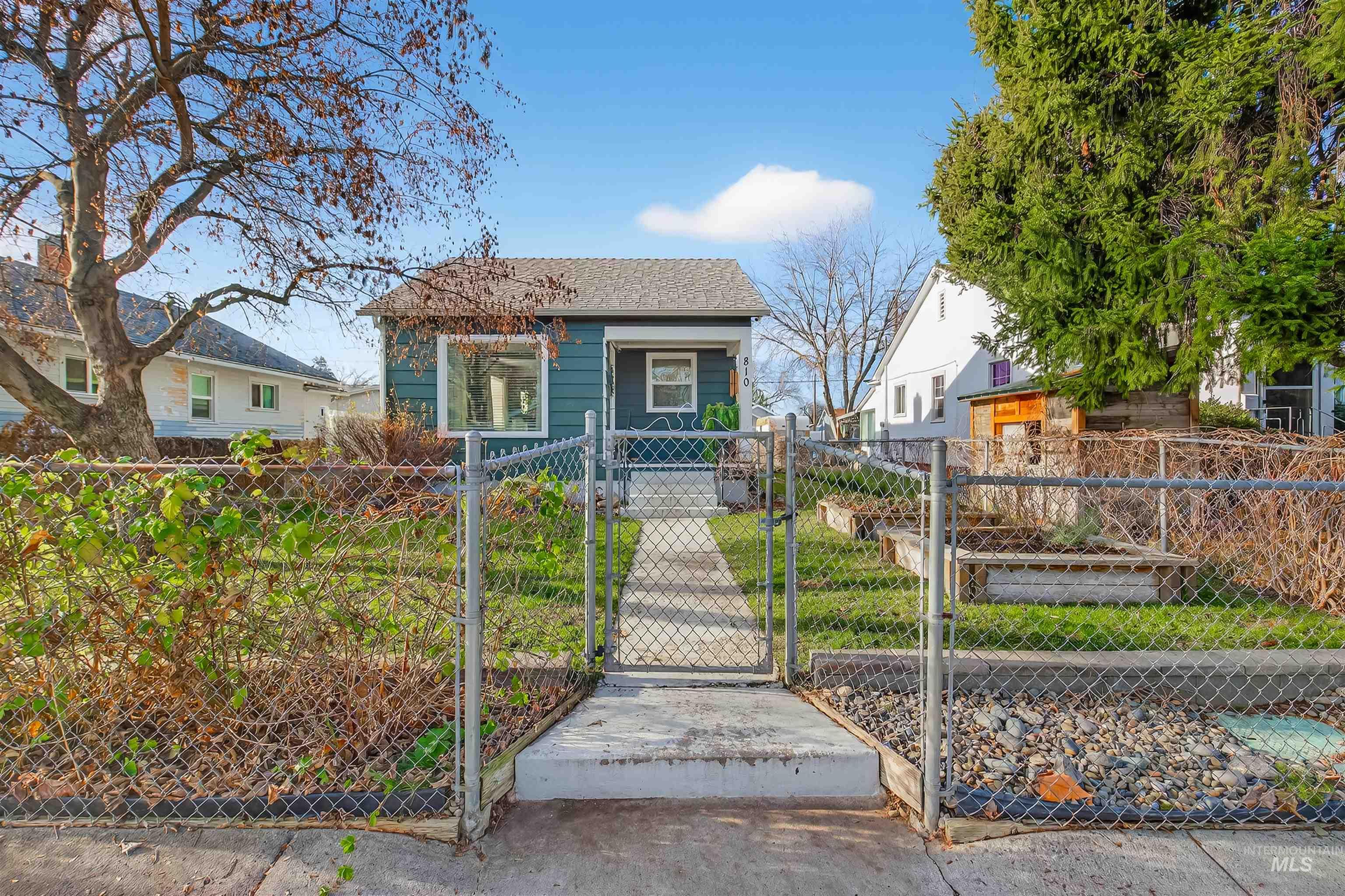 810 3rd Street Clarkston, WA 99403 - Photo 43 of 46 Bungalow-style house with a gate and a fenced front yard