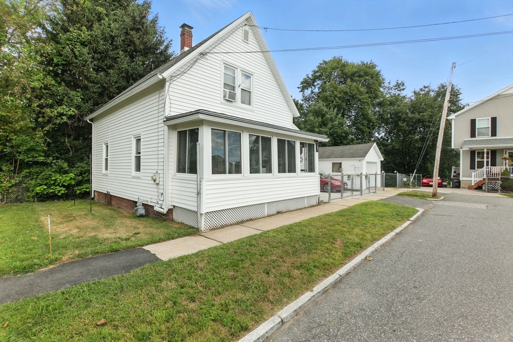 2 Lyons Street Springfield, MA 01151 - Photo 4 of 39 Gallery Image 4
