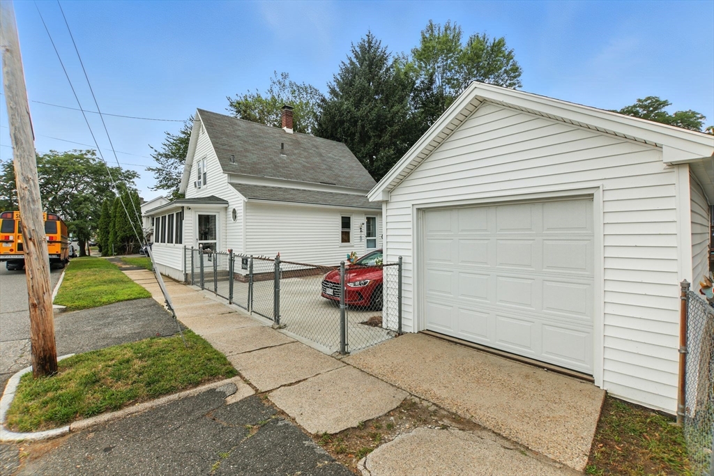 2 Lyons Street Springfield, MA 01151 - Photo 5 of 39 Gallery Image 5