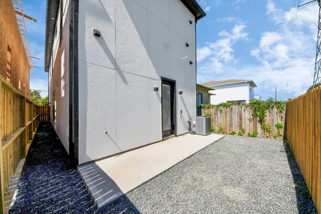 a view of a back yard