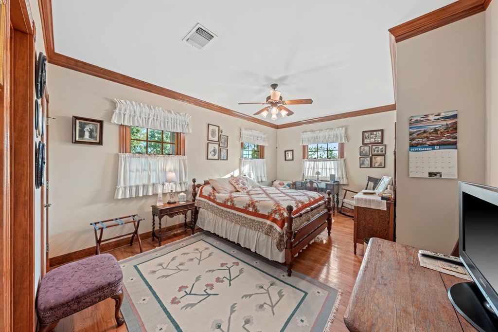726 Paradise Ranch Road Fredericksburg, TX 78624 - Photo 18 of 38 a living room with furniture and paintings on the wall