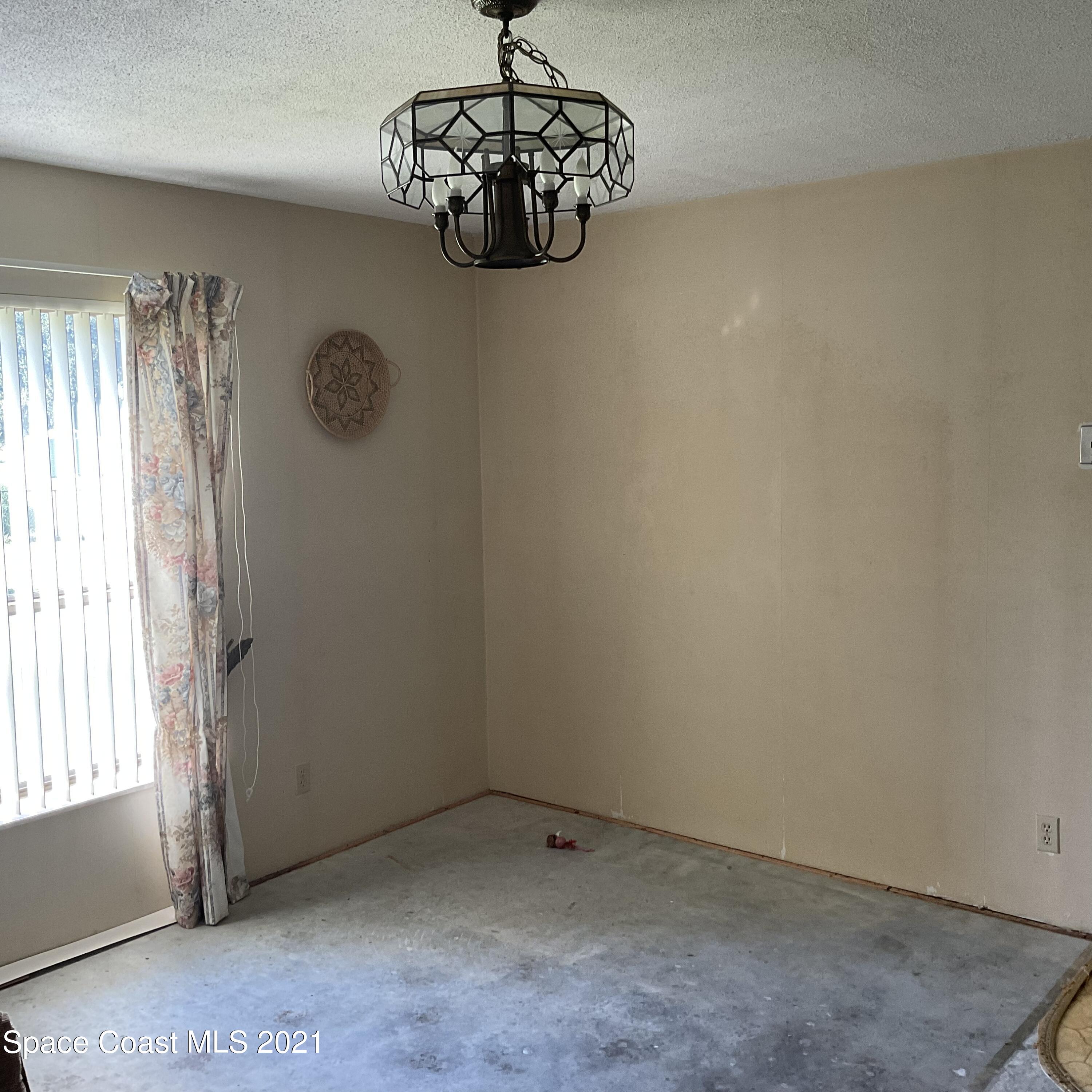 2580 Tammy Drive Mims, FL 32754 - Photo 22 of 47 an empty room with a window