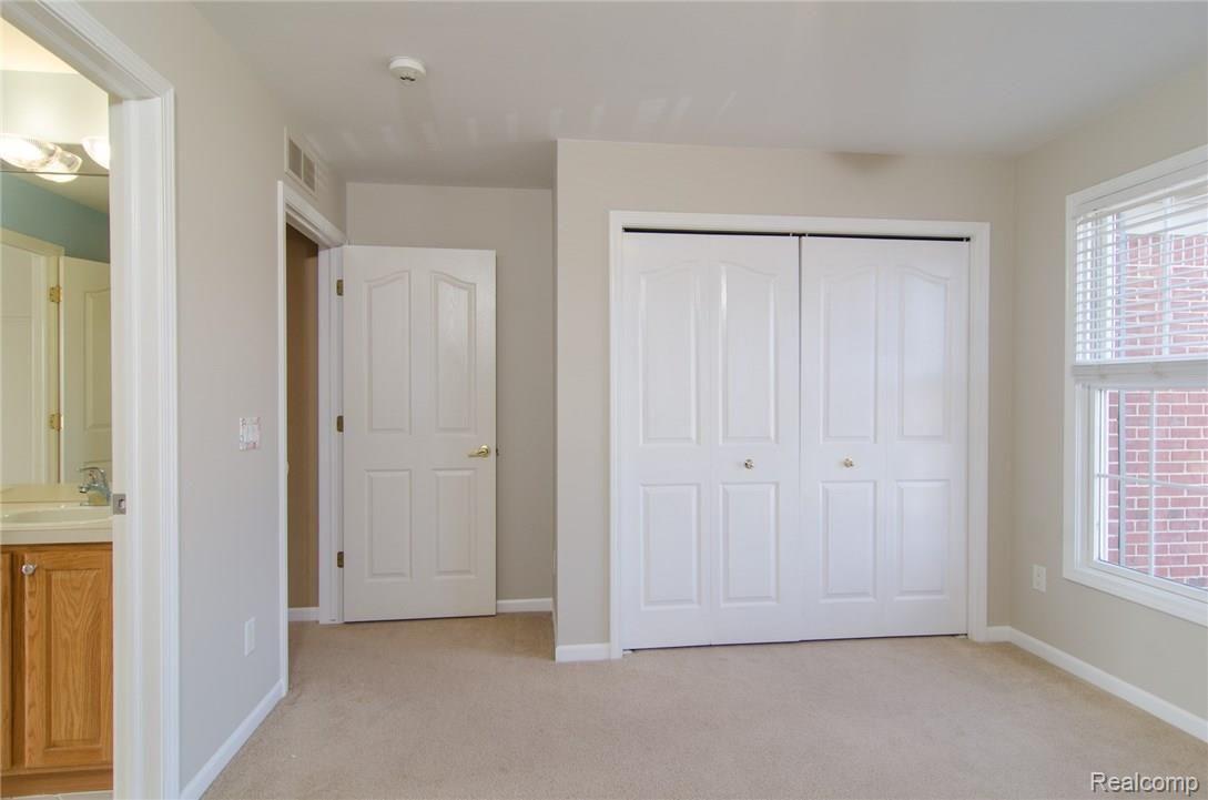 620 Bliss Drive Rochester, MI 48307 - Photo 29 of 38 Good Sized 4th Bedroom with attached Jack & Jill Bath