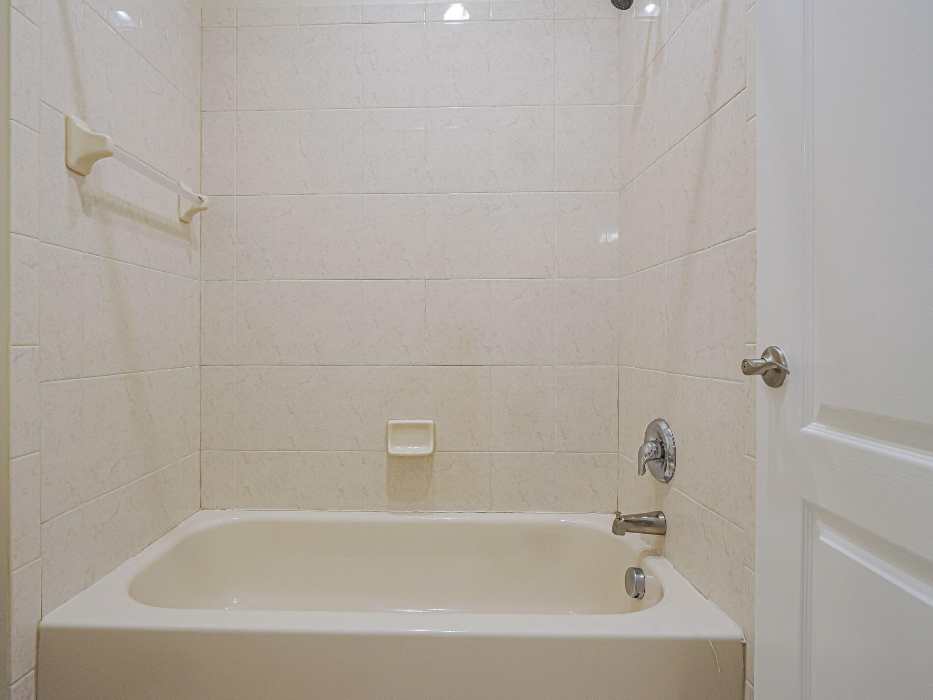 5605 Spanish River Road Fort Pierce, FL 34951 - Photo 30 of 40 a bathroom with a bathtub