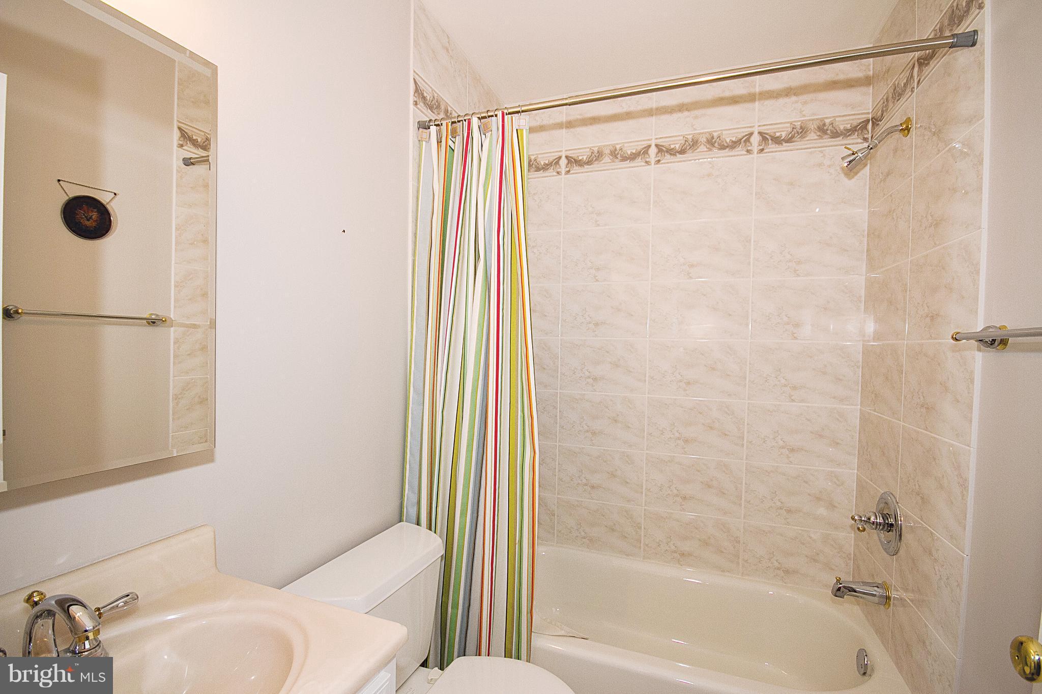 1820 Greenberry Road Baltimore, MD 21209 - Photo 15 of 30 Main Floor Hall Bath