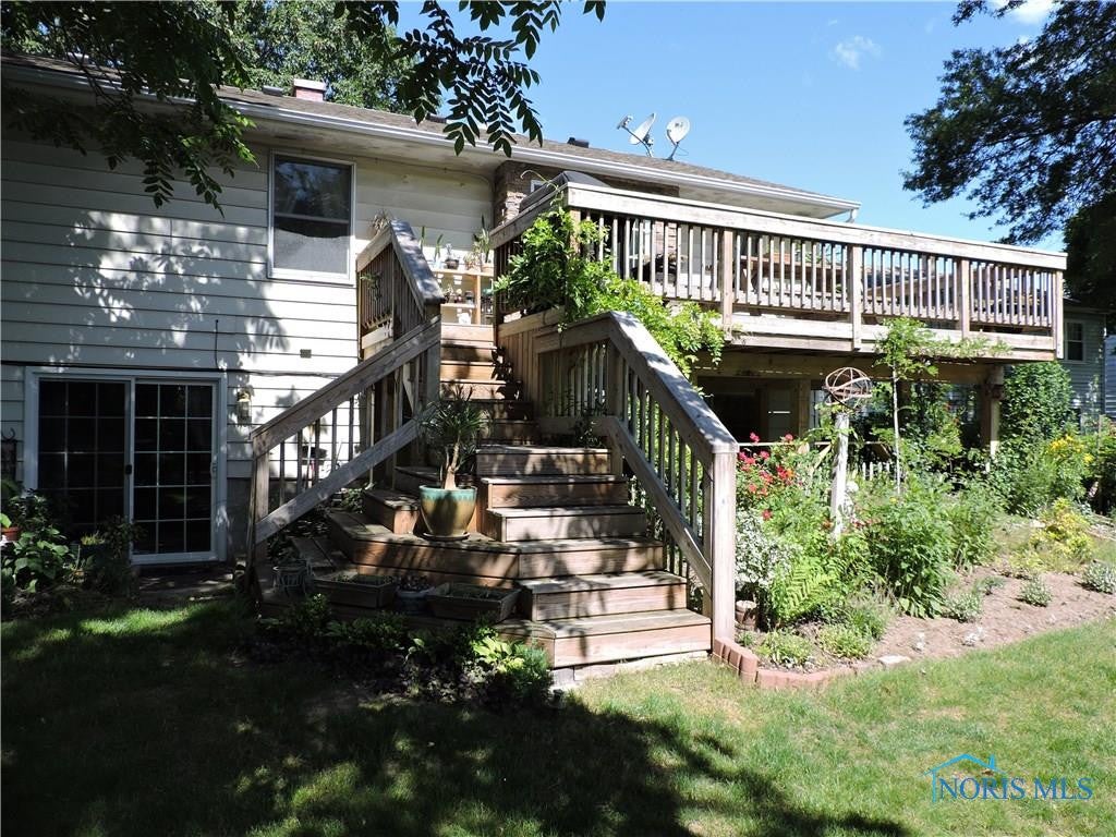 4558 Longfellow Road Sylvania, OH 43560 - Photo 18 of 20 Custom Stairs Off Deck!