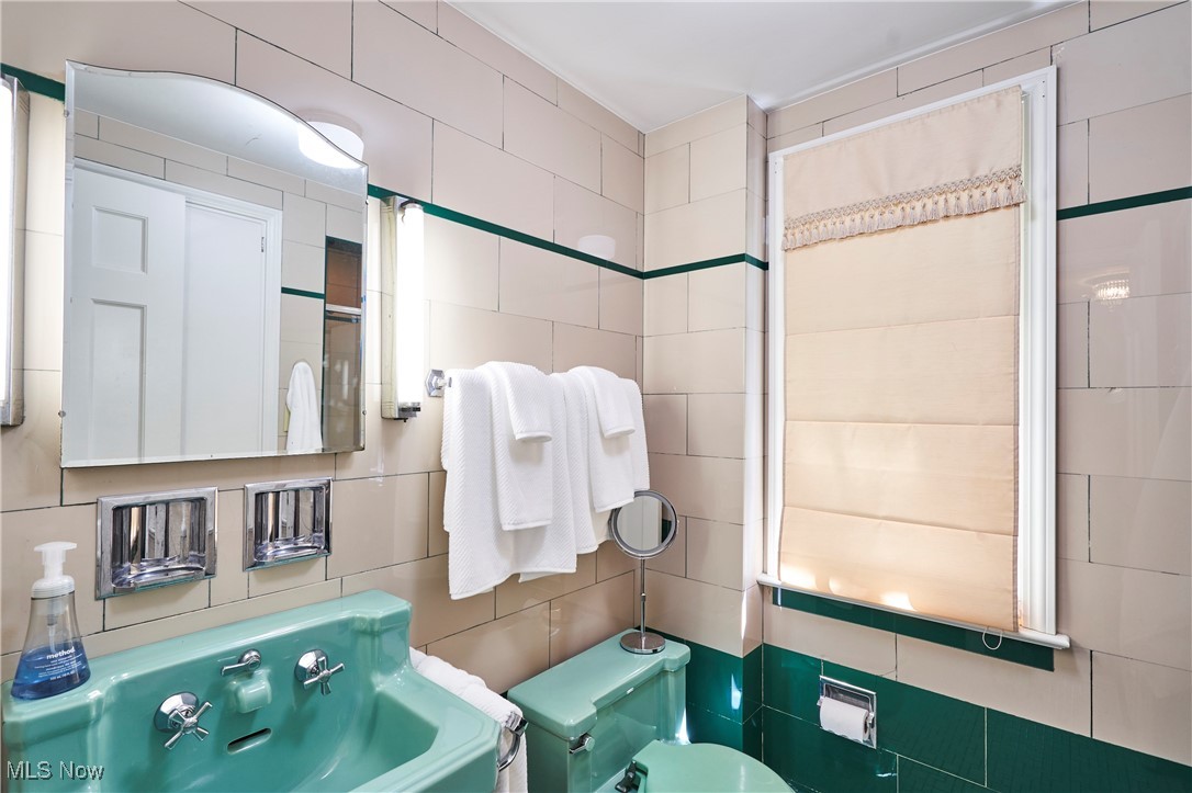 173 Hampshire Road Akron, OH 44313 - Photo 25 of 38 Bathroom featuring vitrolite tile walls and and tiled shower