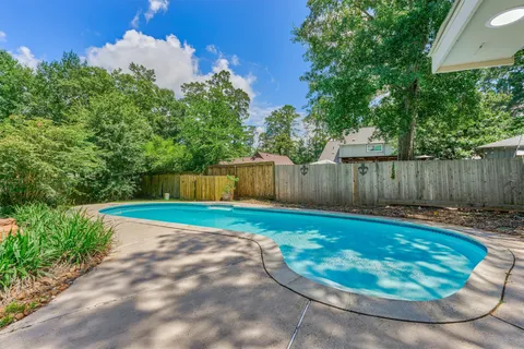 a view of a back yard