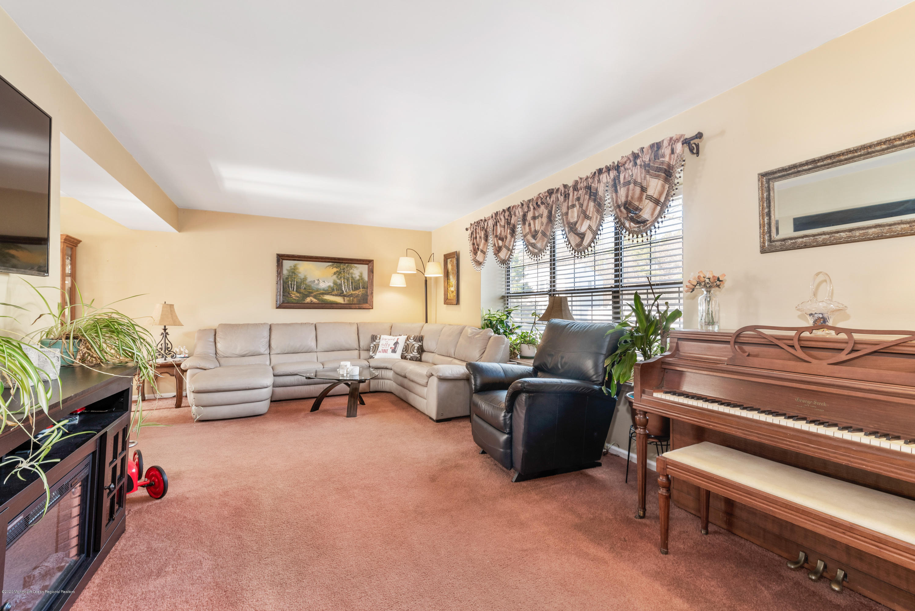 62 Hedgewood Road Howell, NJ 07731 - Photo 11 of 29 Living Room