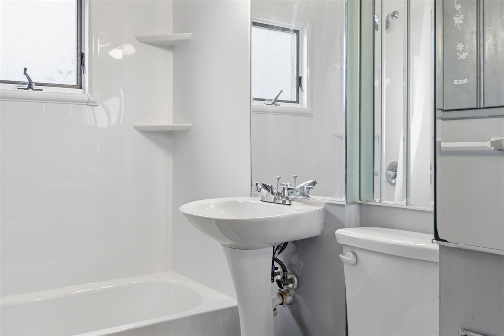 70 Warwick Road Chicopee, MA 01020 - Photo 15 of 36